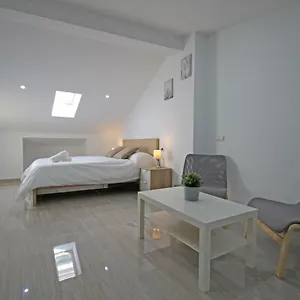 Esparteros 6, Estudios Apartment
